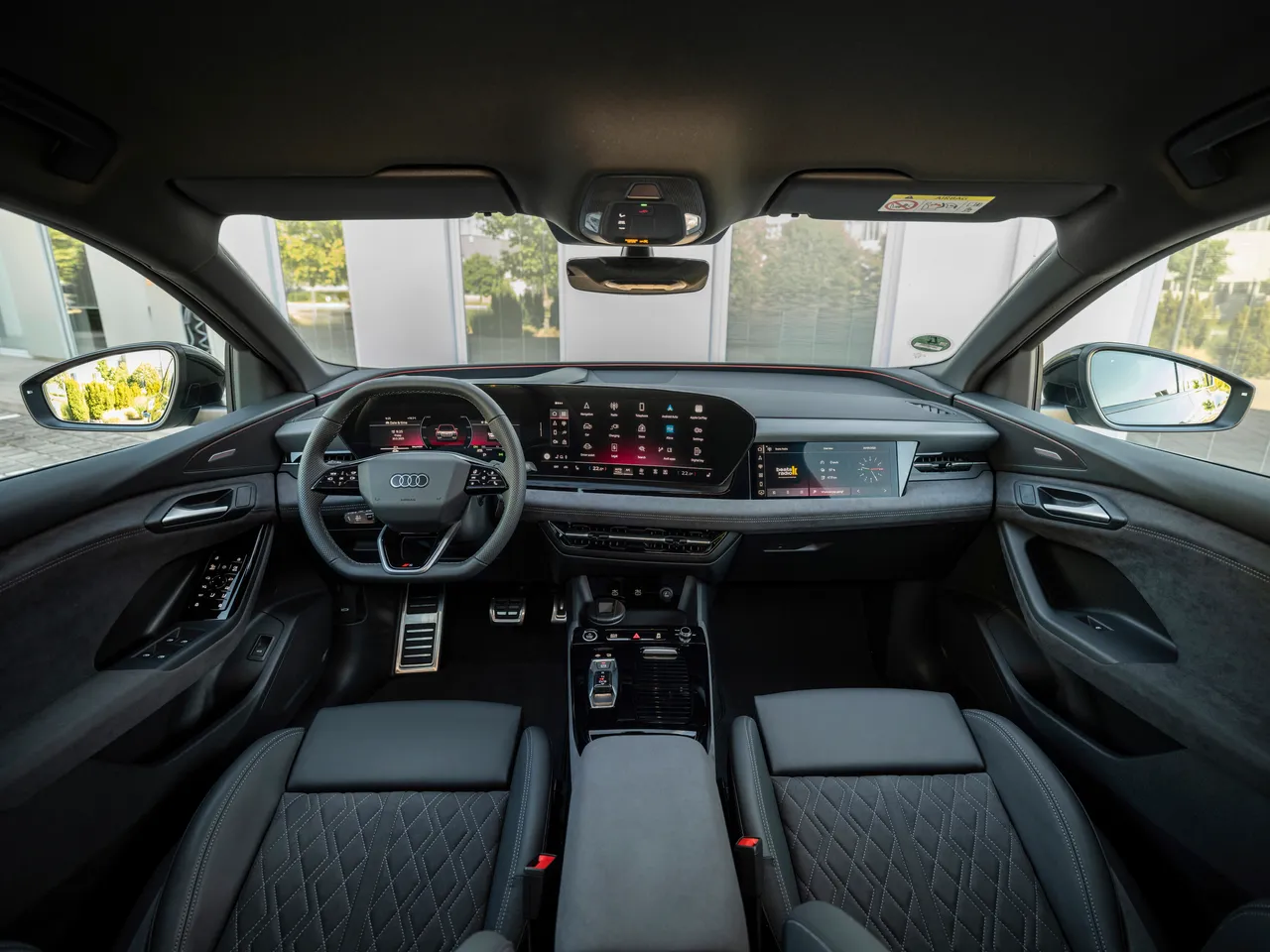 Q6 Sportback e-tron车舱导入全新E3 1.2电子架构,并配置三萤幕数位互动座舱。业者提供