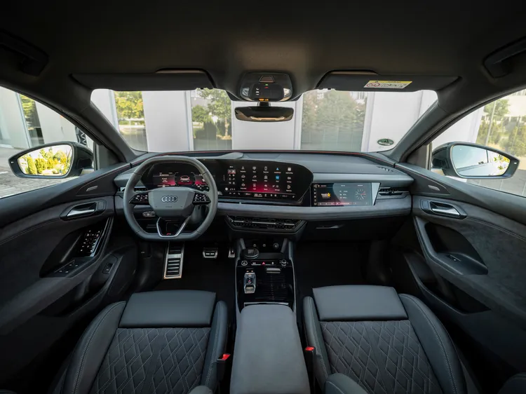 Q6 Sportback e-tron車艙導入全新E3 1.2電子架構，並配置三螢幕數位互動座艙。業者提供