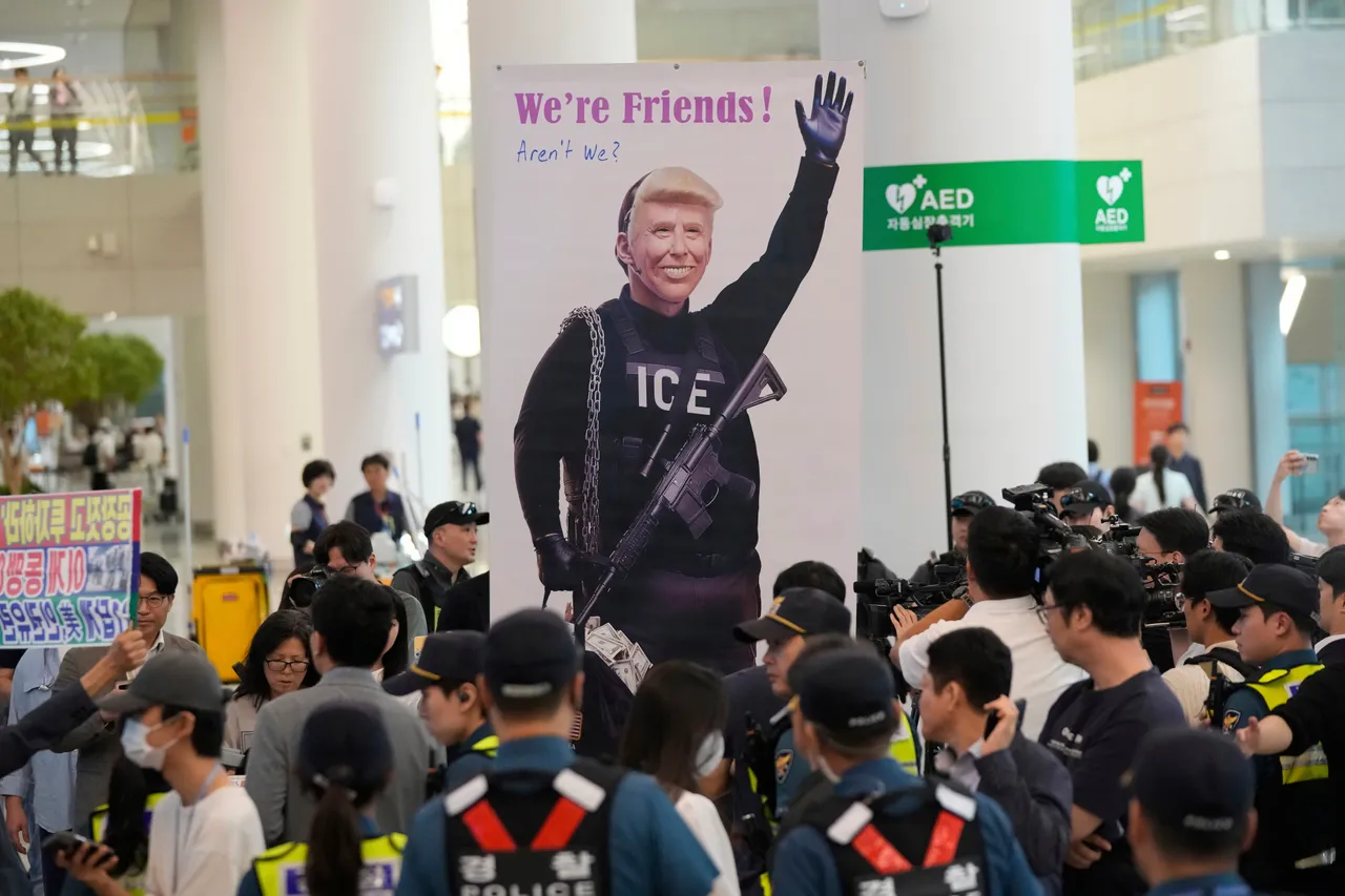 韩国民众迎接被送回国的工程师,并准备了讽刺川普的看板。美联社