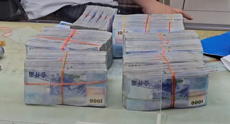 台鹽綠能弊案3名被告裁定交保，律師、親友上午帶著現金到法院辦保。讀者提供