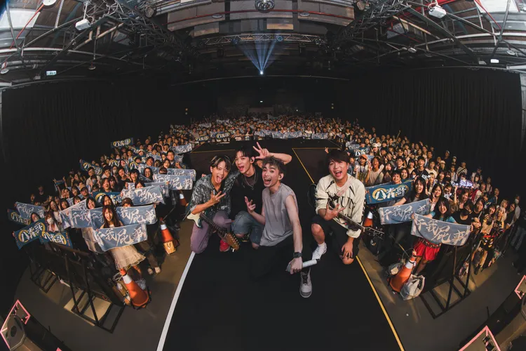 八青哥與粉絲大合照。Legacy Taipei 傳音樂展演空間 、青春音樂提供