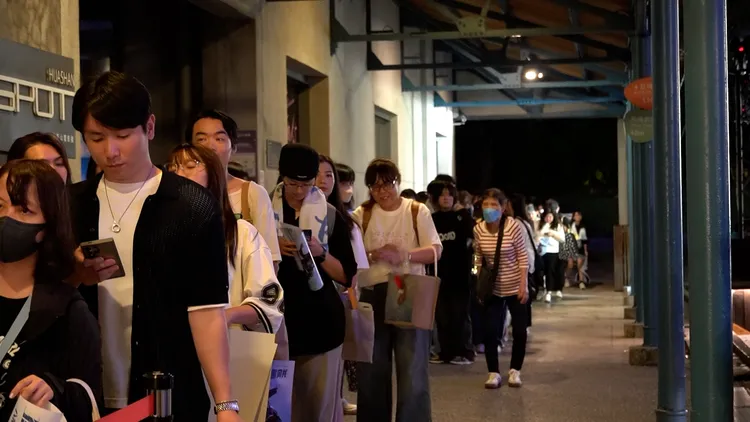 八青哥簽名會排隊人龍看不見盡頭。Legacy Taipei 傳音樂展演空間 、青春音樂提供