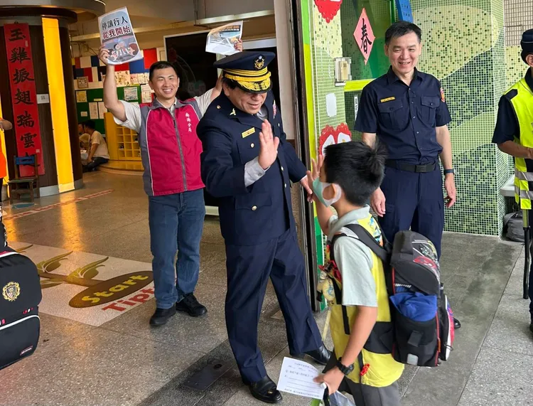 分局長開心與學生寒暄並擊掌鼓勵。警方提供