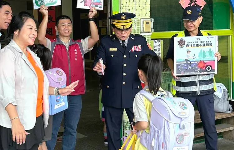 現場除宣導交通安全觀念外，分局長並贈送同學可愛宣導品留念。警方提供