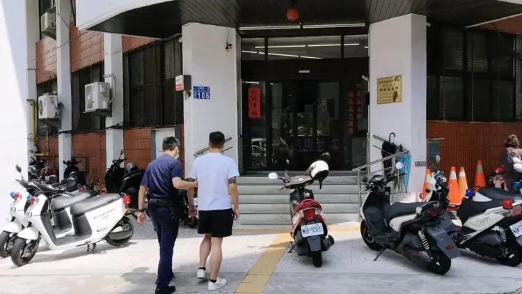 警方逮捕19歲的鍾姓男子，依傷害等罪移送法辦。民眾提供