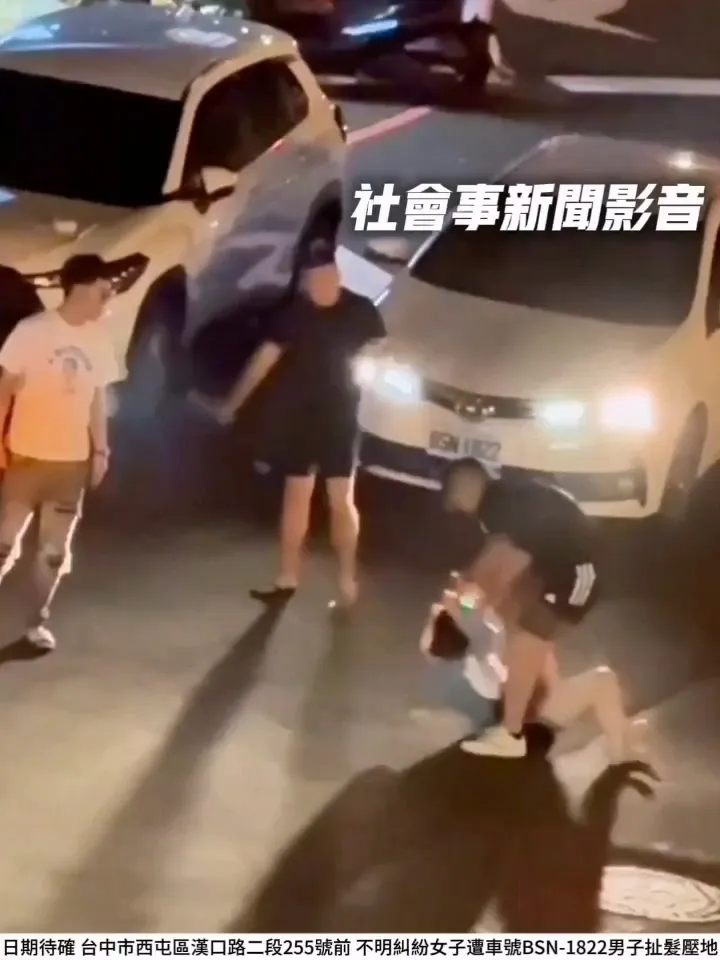 钟姓男子在大马路上暴打前女友,持剪刀剪她的头发。翻摄「社会事新闻影音」