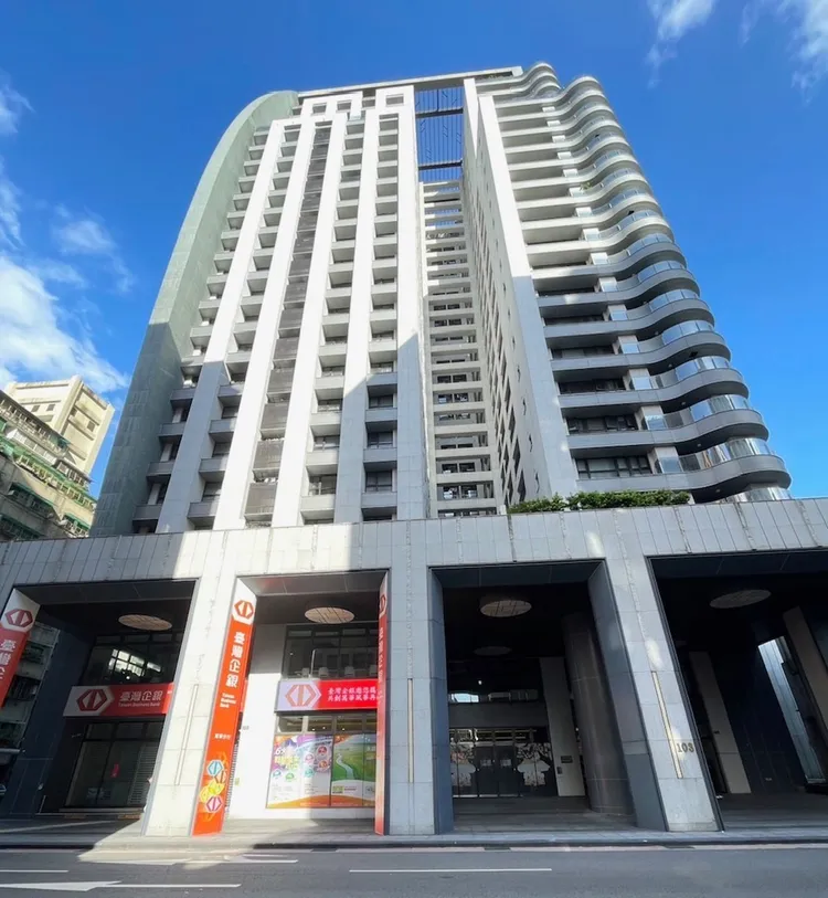 萬華區的「台北晶麒」因總價親民、屋齡新、生活機能完整等優勢，成為近一年台北交易最熱的社區。永慶房產集團提供