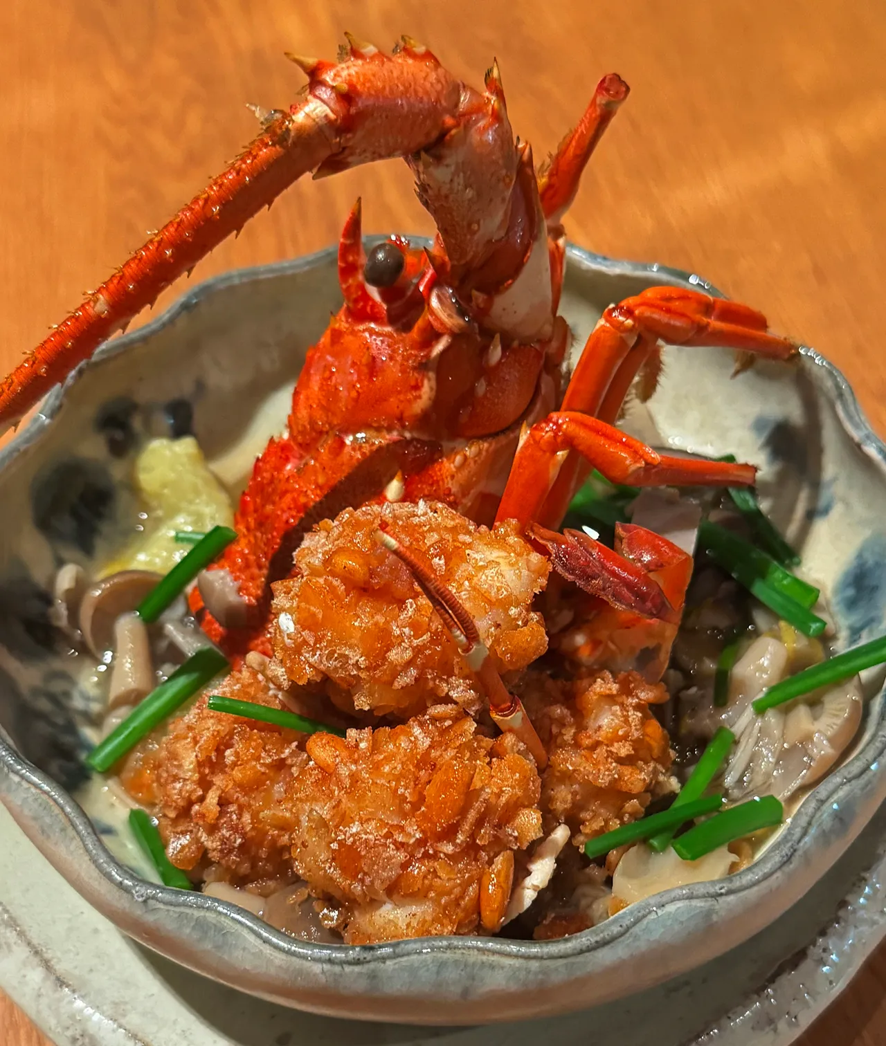 台北美福大饭店晴山日本料理即日起推出的「食之都美食大使 匠心旬味」晚间套餐,主菜「伊势龙虾米菓扬、炭烤茄子、莲藕、百菇韭菜花芡」,鲜嫩虾肉与酒蒸龙虾壳,双重香气融和,鲜味满溢。台北美福大饭店提供