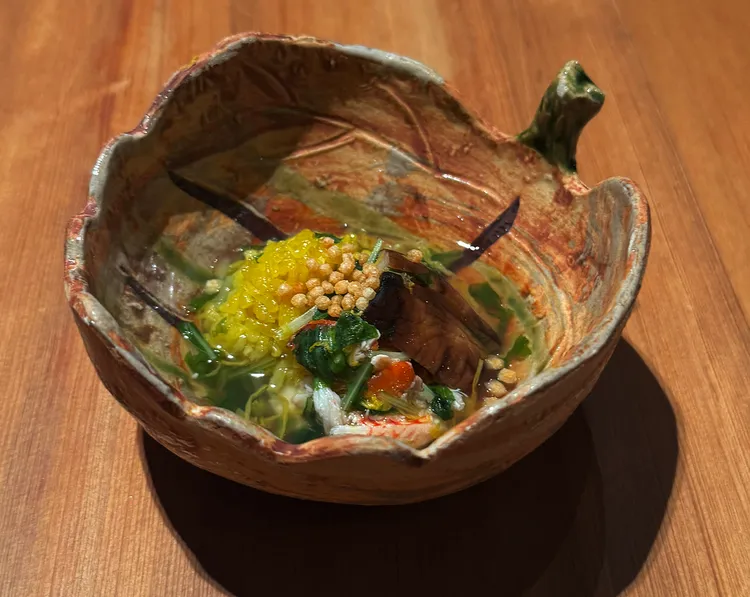 台北美福晴山日本料理推出的「食之都美食大使 匠心旬味」晚間套餐，前菜「瀨戶染飯、清蒸鮮蟹、鮮菇燒、菊花水菜芡、米菓」，源自日本戰國時期的瀨戶染飯，選用梔子果實將米飯染成金黃色澤，是靜岡瀨戶地區的傳統米飯，搭配新鮮蒸煮的螃蟹及醋漬菊花芡，風味獨特。台北美福大飯店提供