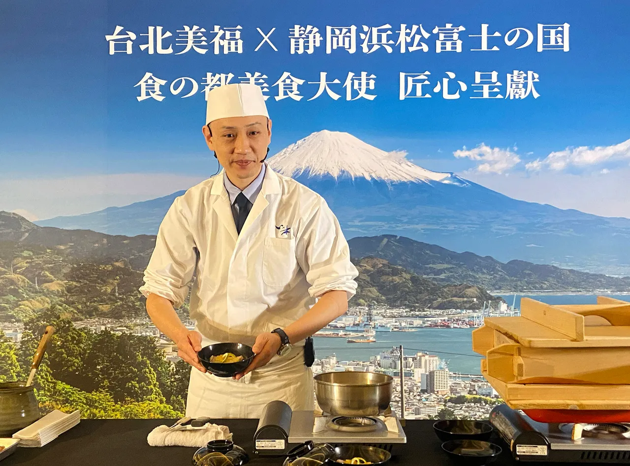 静冈县「怀石一木」餐厅料理长 一木敏哉于记者会介绍本次客座料理之一「茶汤甘鲷」料理。台北美福大饭店提供