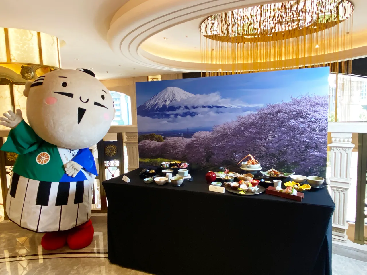 台北美福x静冈滨松富士之国「食之都美食大使客座晴山」记者会,静冈县滨松市历史名人德川家康人偶到场应援,推广本次客座套餐。台北美福大饭店提供