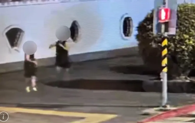 被撞到的路人(圖右)一邊跟準備跑離開的郭男(圖右)理論，一邊拿著手機蒐證。翻攝畫面