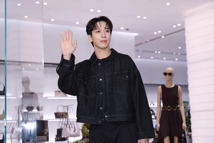 鄭容和向現場500名粉絲打招呼。彭欣偉攝