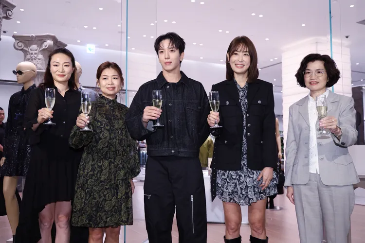 鄭容和（中）出席Michael Kors台北101開幕派對。彭欣偉攝