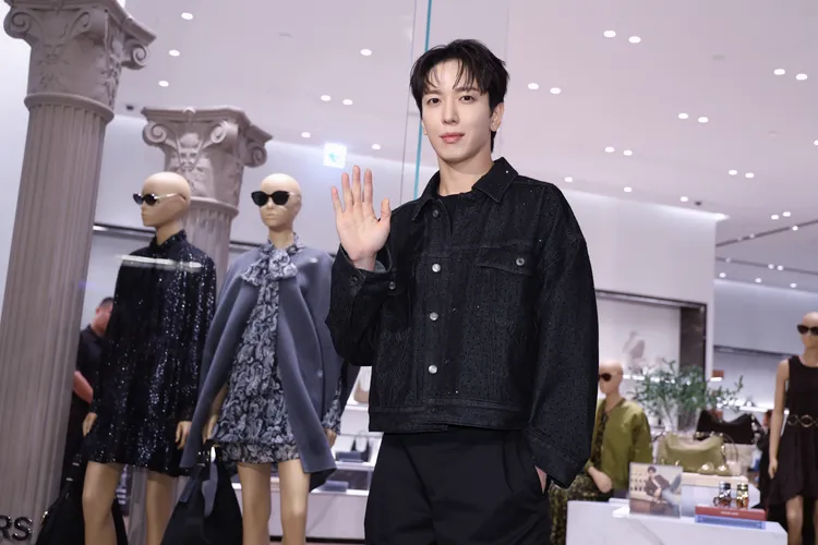 鄭容和用中文向粉絲打招呼。彭欣偉攝