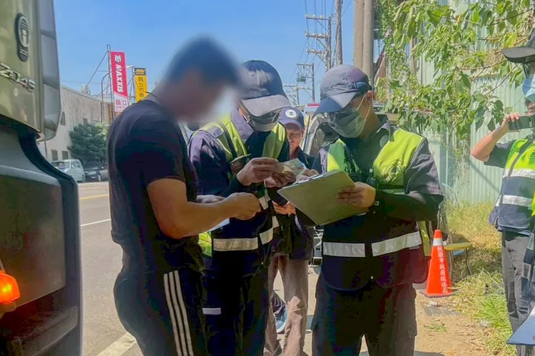 警方稽查。桃園市府提供