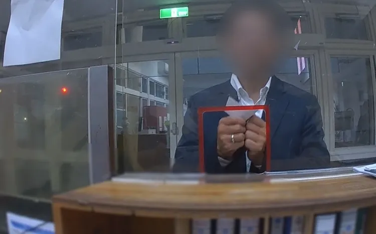 警方協助何男聯繫客運公司，幸好手機還在，並把相關領取地址的資訊寫下來給他。翻攝畫面