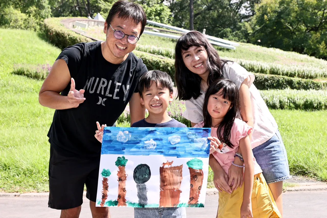 王同学(中)很开心地画下眼前所见,跟家人一起参加户外写生。(图/国泰金控提供)