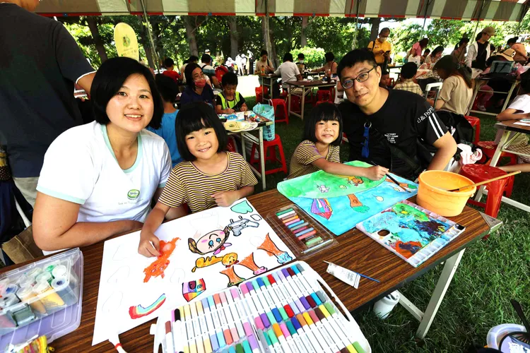 陳家雙胞胎姊妹跟著爸媽參加寫生活動，共享戶外美好時光。（圖/國泰金控提供）