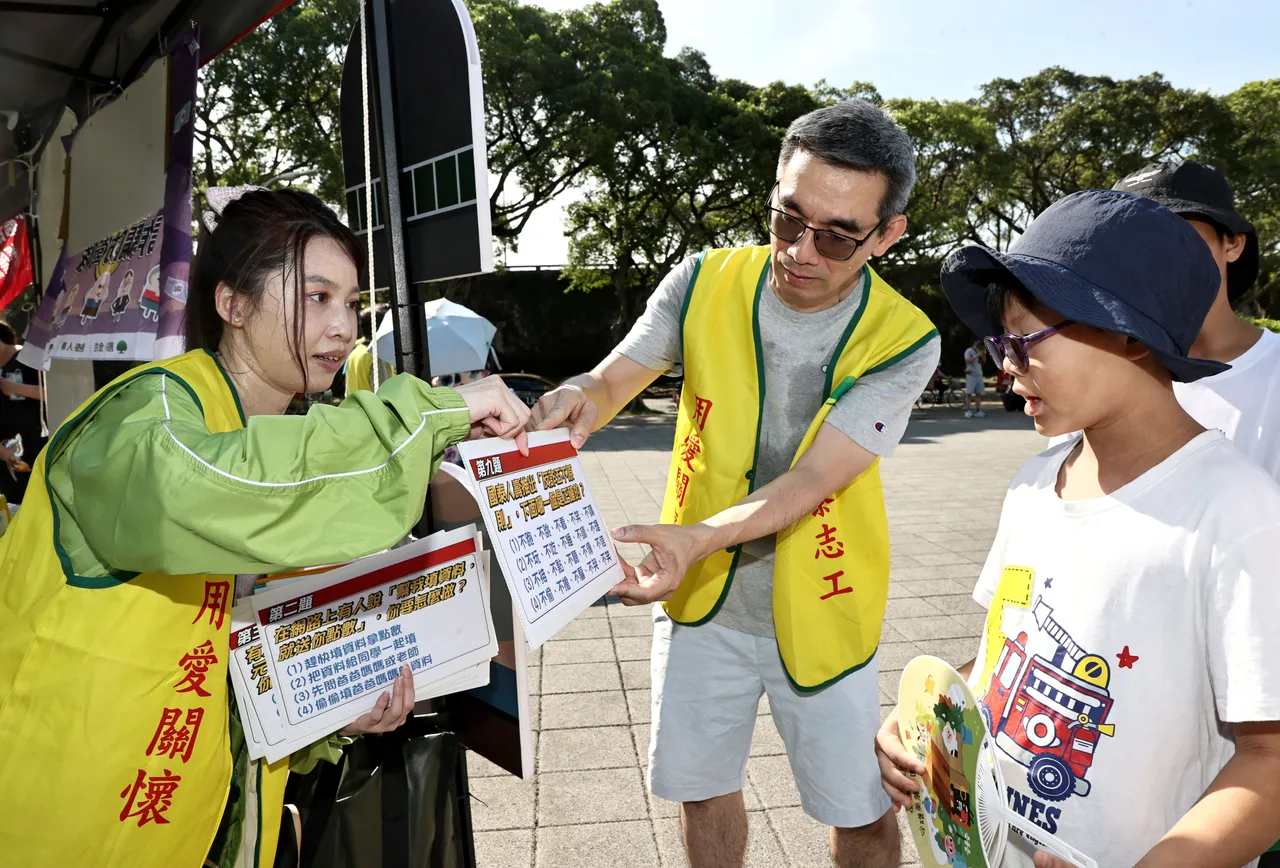 国泰诈骗防卫队在户外写生活动现场进行宣导,传递反诈原则。(图/国泰金控提供)