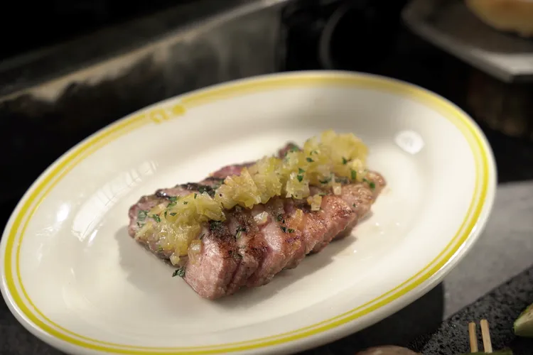 「不插電炭火饗宴」推出限定新品「松阪豬佐糖漬檸檬」，清新口感為中秋烤肉帶來不同於以往的滋味。雲朗觀光提供