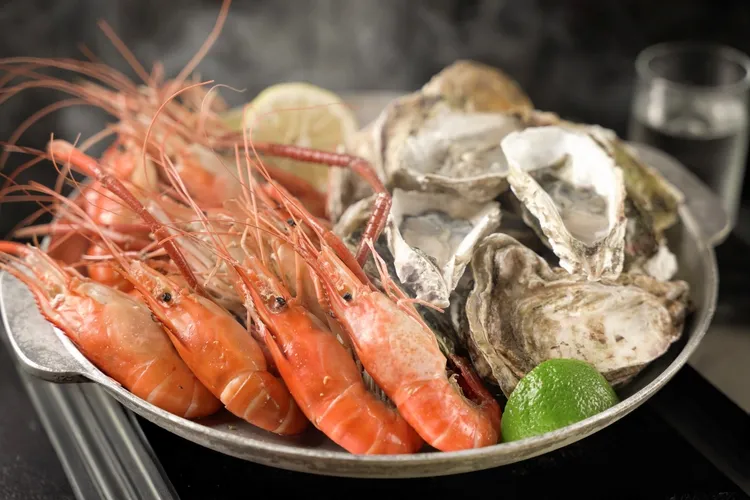 「不插電炭火饗宴」不僅有多款精選肉品，還能品嚐澎湖生蠔與泰國蝦，海陸一次滿足。雲朗觀光提供