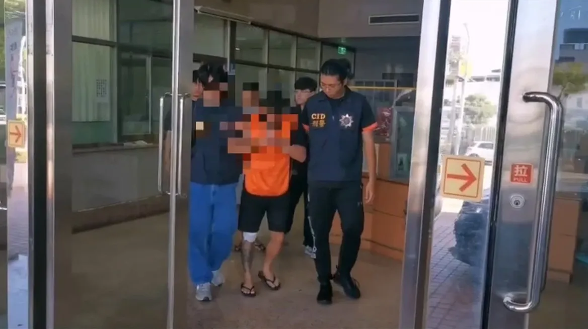 柯男因下车时被车门夹伤右脚受伤。翻摄画面