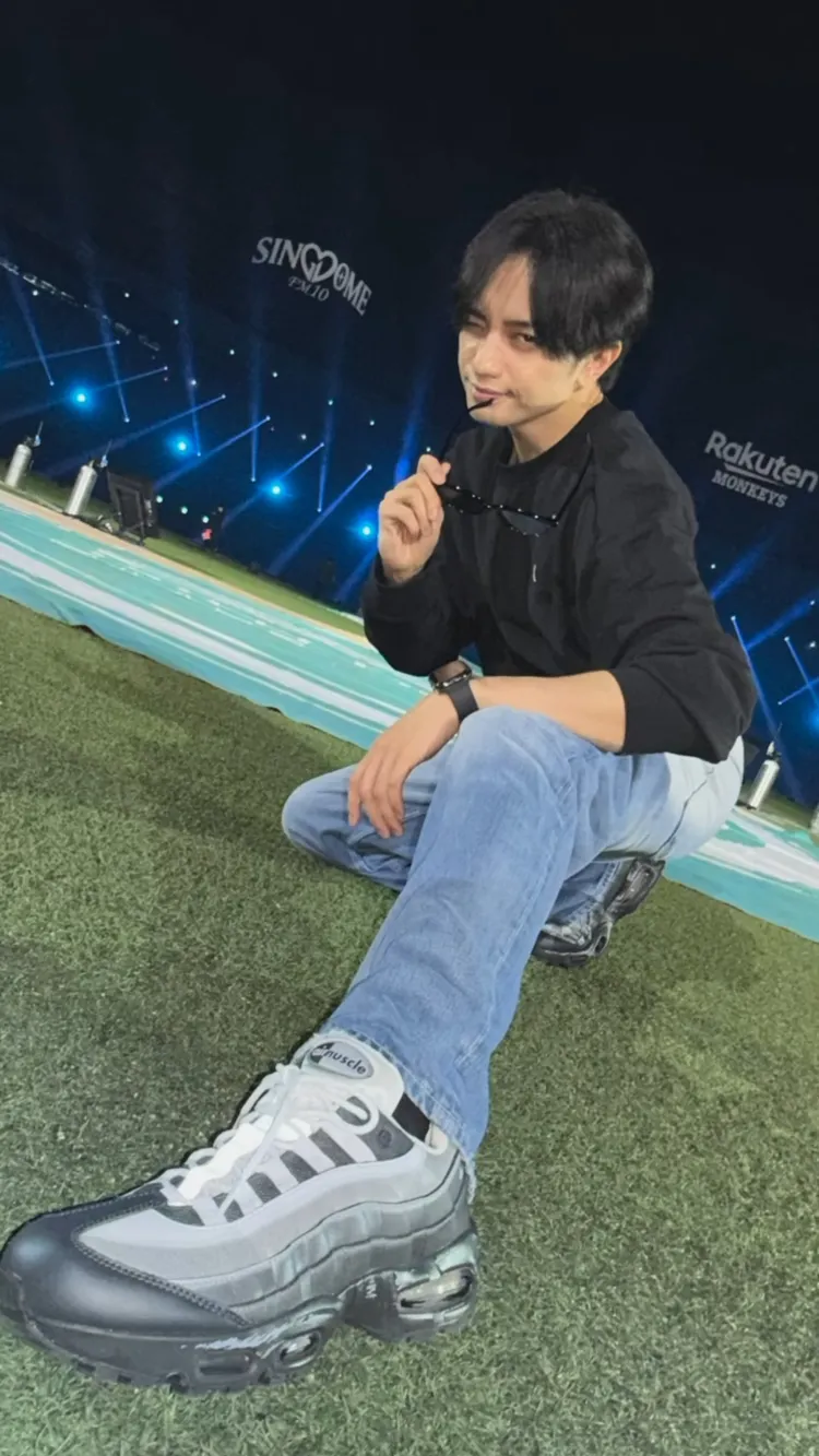 中島健人紀念登上國際舞台，穿了最愛的《遊戲王》聯名鞋。翻攝中島健人IG