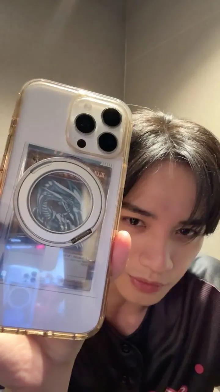 中島健人為了祈求台灣演唱會順利，手機背面換上英文版清眼白龍小卡。翻攝中島健人IG