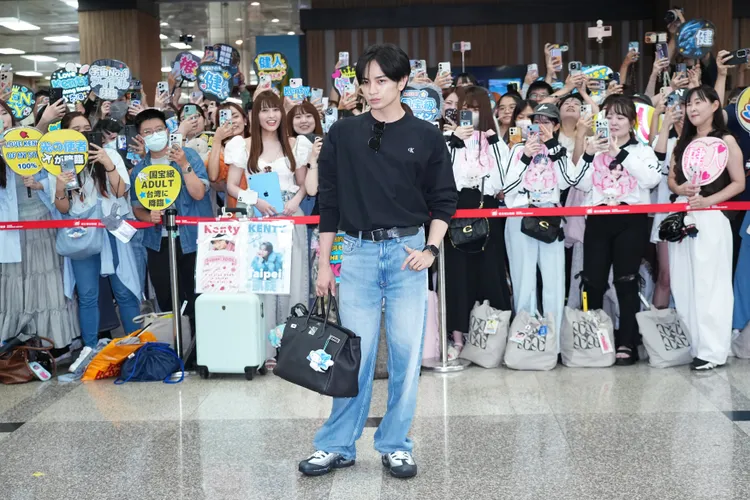 中島健人昨天抵台手提愛馬仕柏金包，掛著青眼白龍聯名大耳狗，不是Labubu，讓粉絲鬆了一口氣。彭欣偉攝