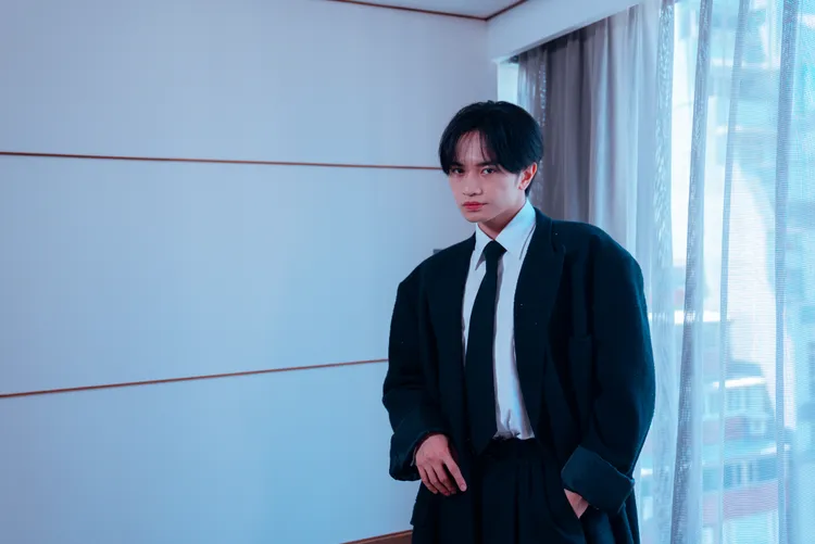 中島健人喜收媒體送的繁體青眼白龍小卡及紅眼黑龍鑽卡2張《遊戲卡》，開心不已。大鴻藝術提供