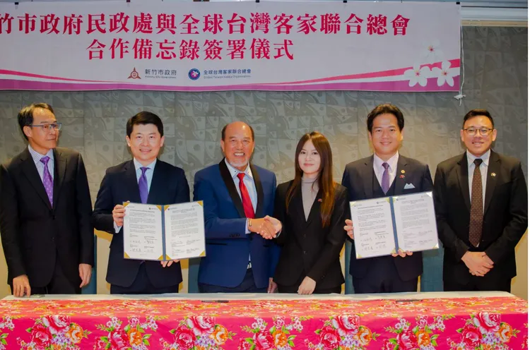 簽署合作備忘錄(MOU)合影。僑務委員熊強生(左一）、駐雪梨台北經濟文化辦事處長吳正偉(左二)、全球台灣客家聯合總會名譽總會長葉義深(左三）。新竹市政府提供