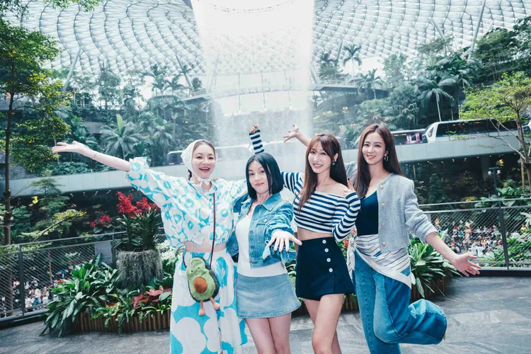 圖金獎主持苗可麗、名模花花與雙戲劇女神曾莞婷、周曉涵，齊踏輕奢之旅。東森綜合台提供