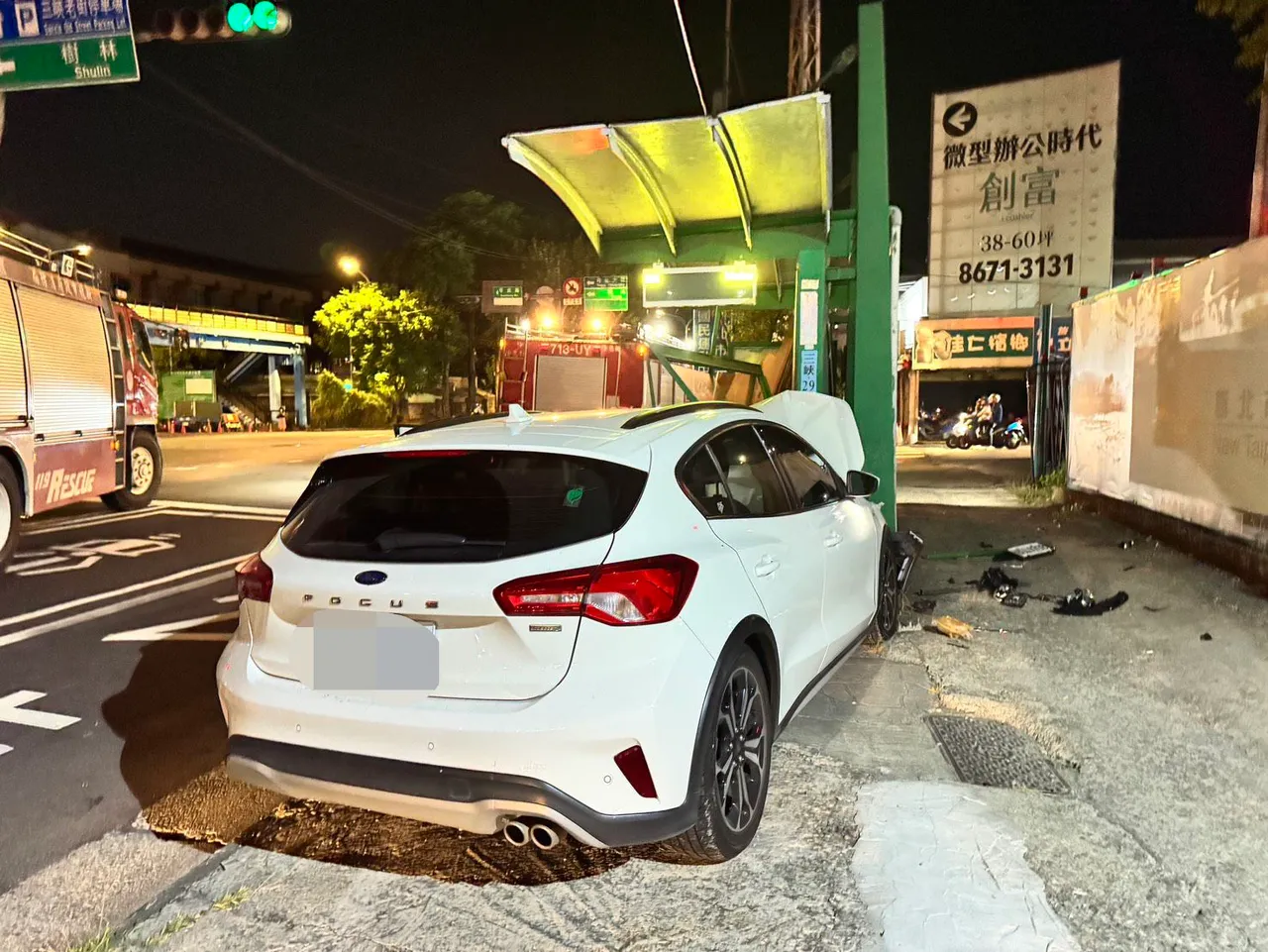 公車亭鋼柱將車擋下,但其資訊看板仍掉落,駕駛得負起賠償責任。翻攝畫面