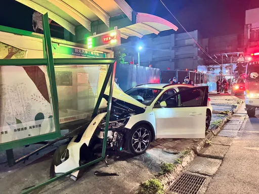 你累了嗎?三峽男駕車衝上人行道猛撞公車亭 車頭卡入鐵柱人送醫