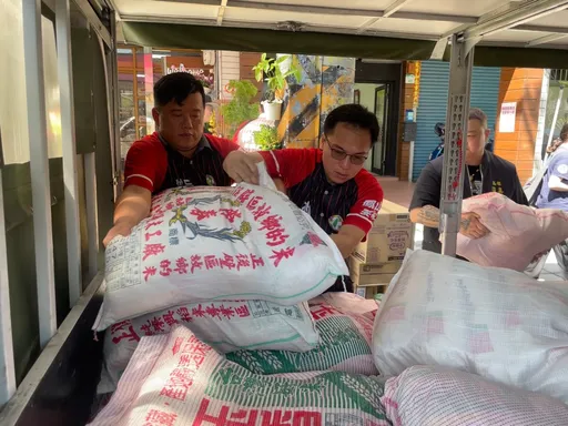 送愛花蓮!高雄市議員、議員參選人、黨部急募物資助災區復原