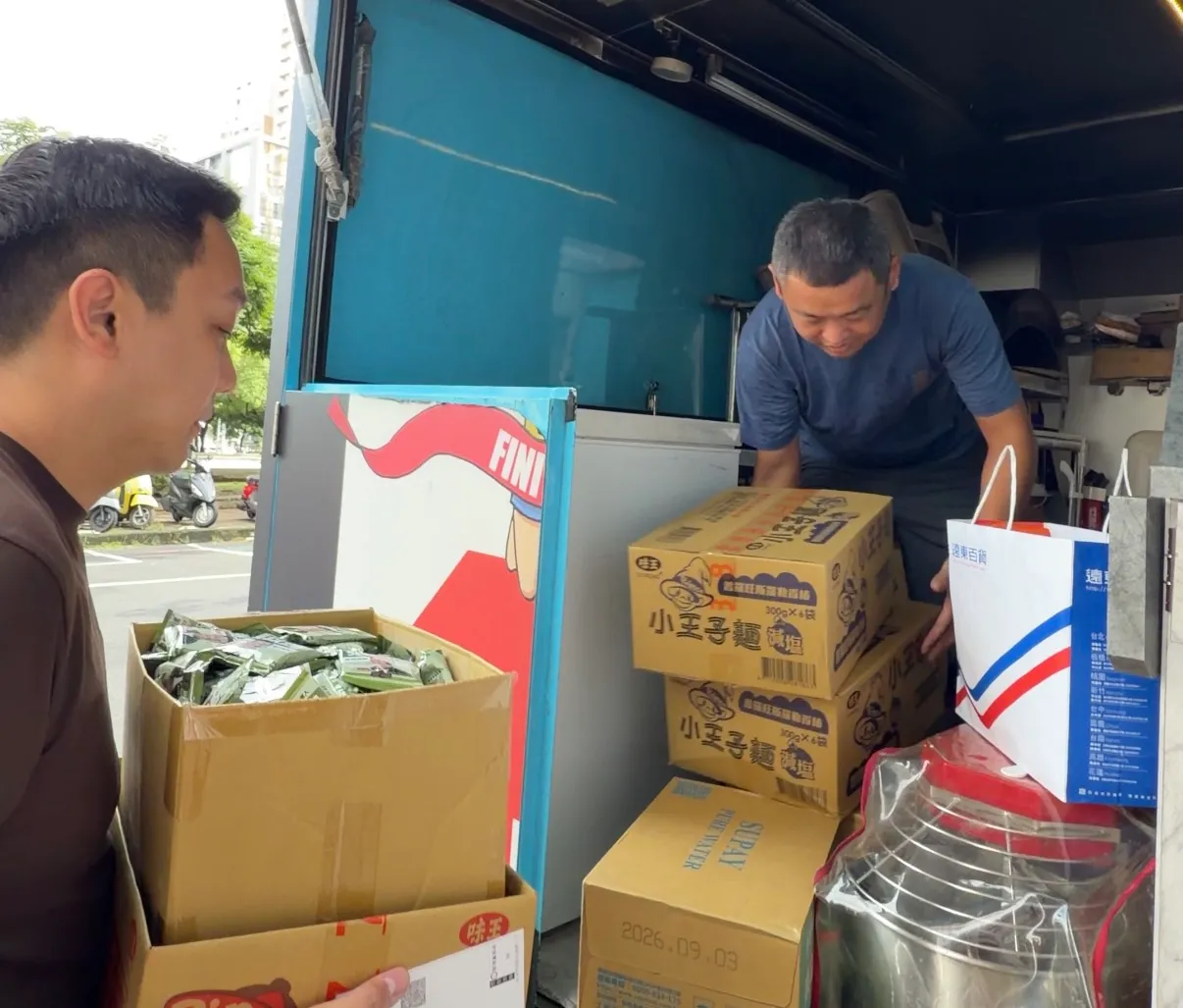 市议员参选人张以理捐赠瓶装水、干粮与女性生理用品等物资给花莲灾民。翻摄画面