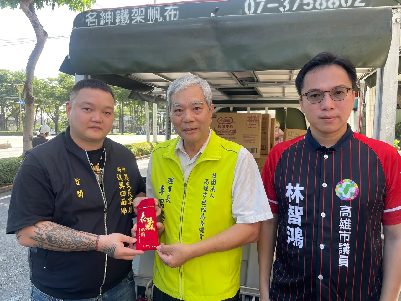 高雄市议员林智鸿今(25)日与高雄市社福慈善总会李昭扬理事长、天德济善集团李昆哲将救难物资,送往花莲。翻摄画面
