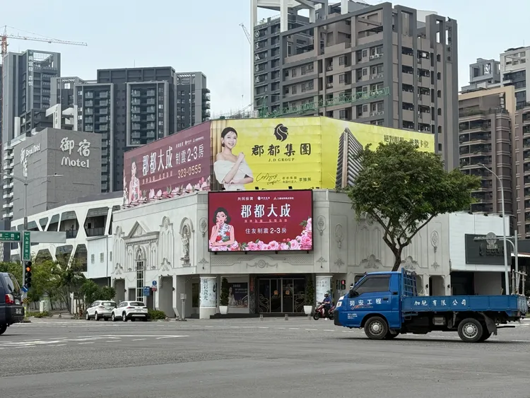 郡都集團攜手日本三菱地所，將推出漢神百貨旁大樓案「郡都大成」，將採南北高雄2個接待中心銷售。葉家銘攝