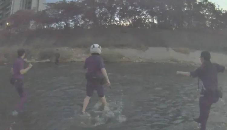 警員涉水逮人。桃園警分局提供