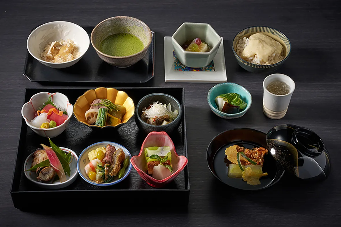 台北美福大饭店的晴山日本料理推出「夏祭屋台」限定活动,结合炭火区现场炭烤与料理职人的精湛手艺,海陆珍味轮番上桌。业者提供