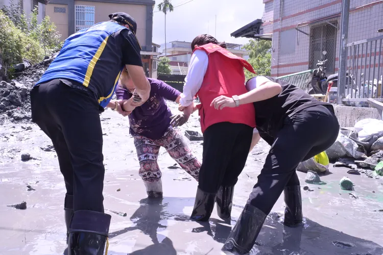 縣長徐榛蔚跟陳情民眾都陷入泥沼。縣府提供