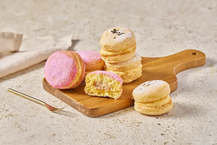 查理布朗烘焙2024首創「馬卡龍蛋黃酥」，曾創下檔期內熱銷12萬顆驚人佳績，2025年經典再進化2.0版「馬卡龍芋頭酥」，6入禮盒，原價300元，預購價280元，中秋限定販售，售完為止。業者提供