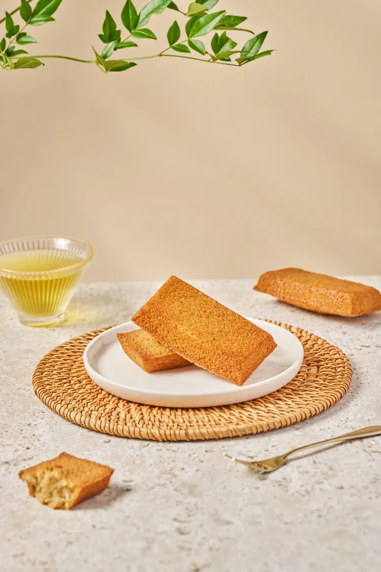 查理布朗烘焙盈玥禮盒 A內含使用荷蘭奶油取前味、比利時奶油留餘韻，冷藏熟成24小時後高溫烘烤，出爐後再冷凍熟成7天，外焦內潤、風味層層堆疊超迷人的「費南雪」。業者提供