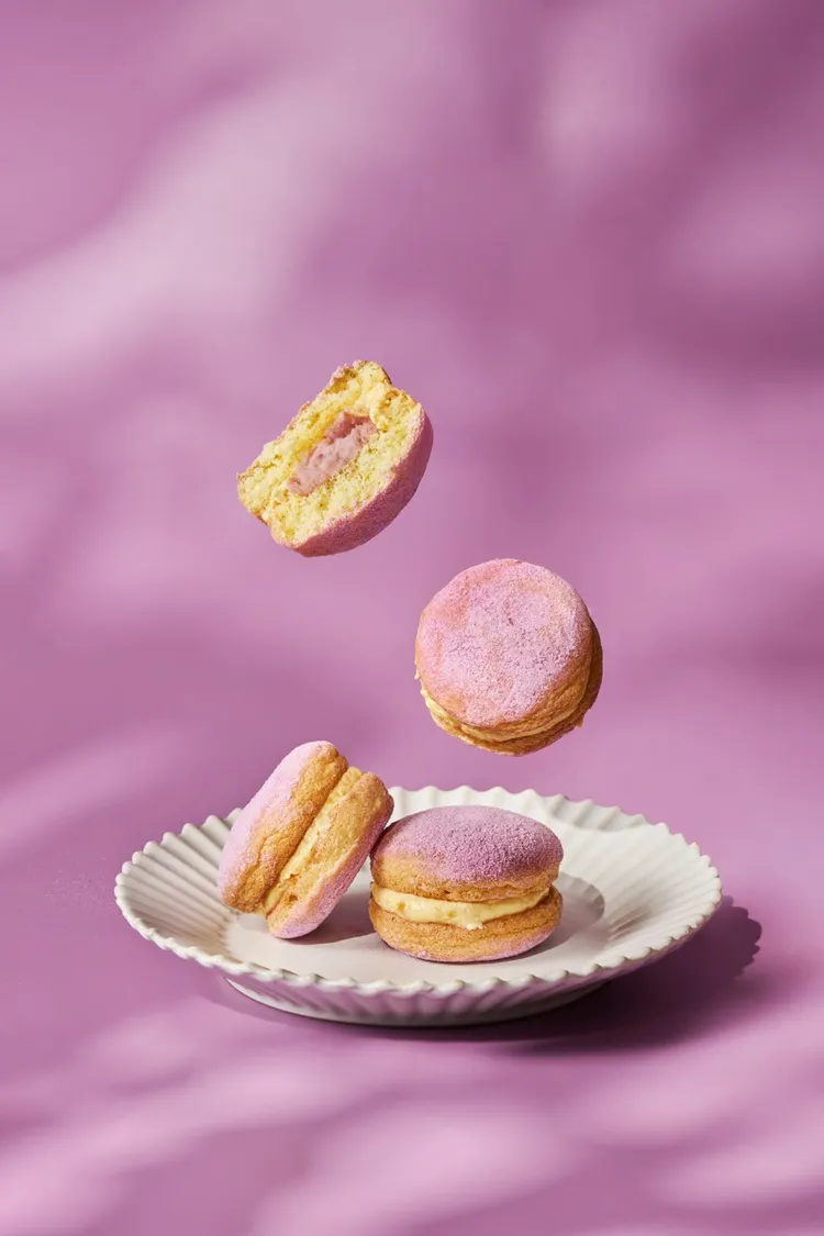 中秋節查理布朗烘焙也推出兩大年度新品，掀起芋頭與米新革命，包括嚴選台灣各產地檳榔心芋入餡拼出甜品市場首創的「馬卡龍芋頭酥」，6入禮盒，原價300元，預購價280元。業者提供