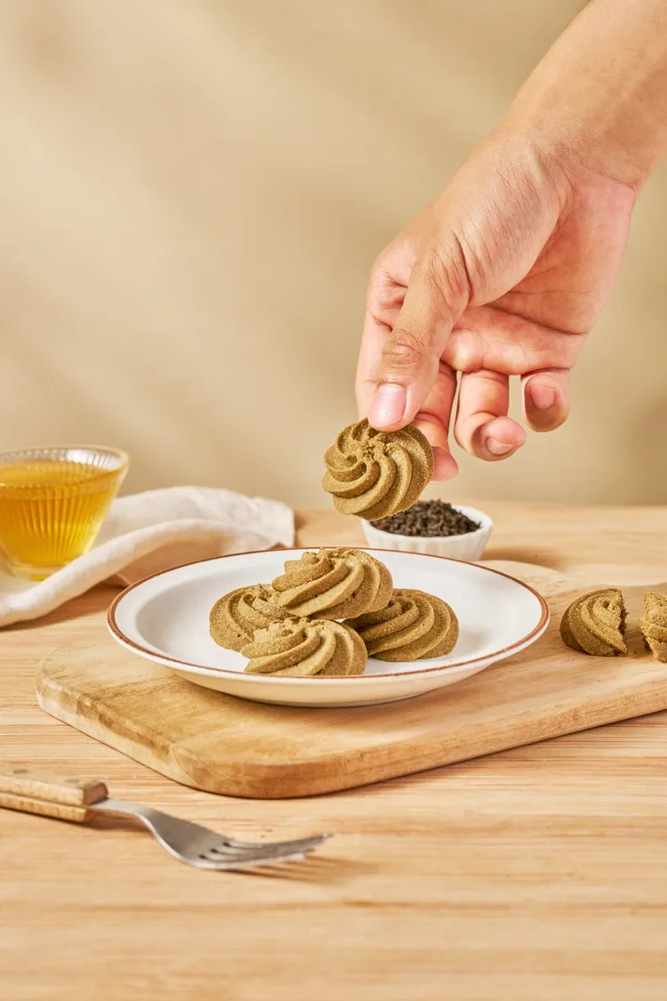 查理布朗烘焙盈玥禮盒 A 內含選用台灣南投契作優質烏龍茶葉製成的「蜜香烏龍曲奇」，南投茶葉因得天獨厚地勢與氣候因素，造就茶葉風味多樣性，且具清新香氣，製成曲奇餅乾，風味更為上乘。業者提供