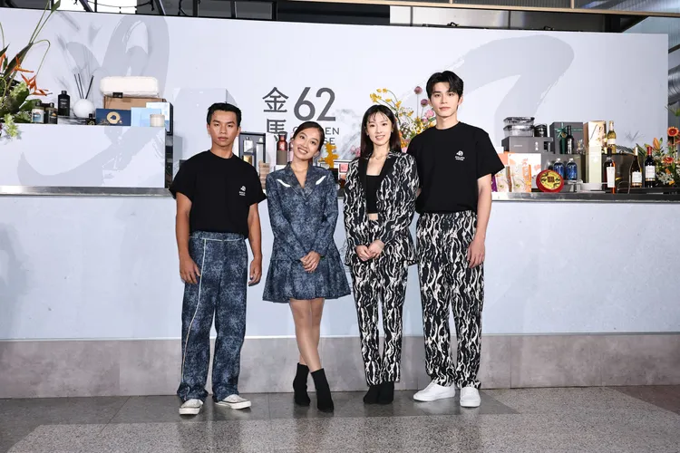 陳泰河（左起）、楊富江、何曼希及王品澔接棒遞獎大使。彭欣偉攝