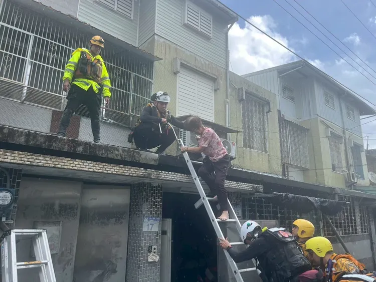 台東救難隊前進災區協助災民脫困。台東消防局提供