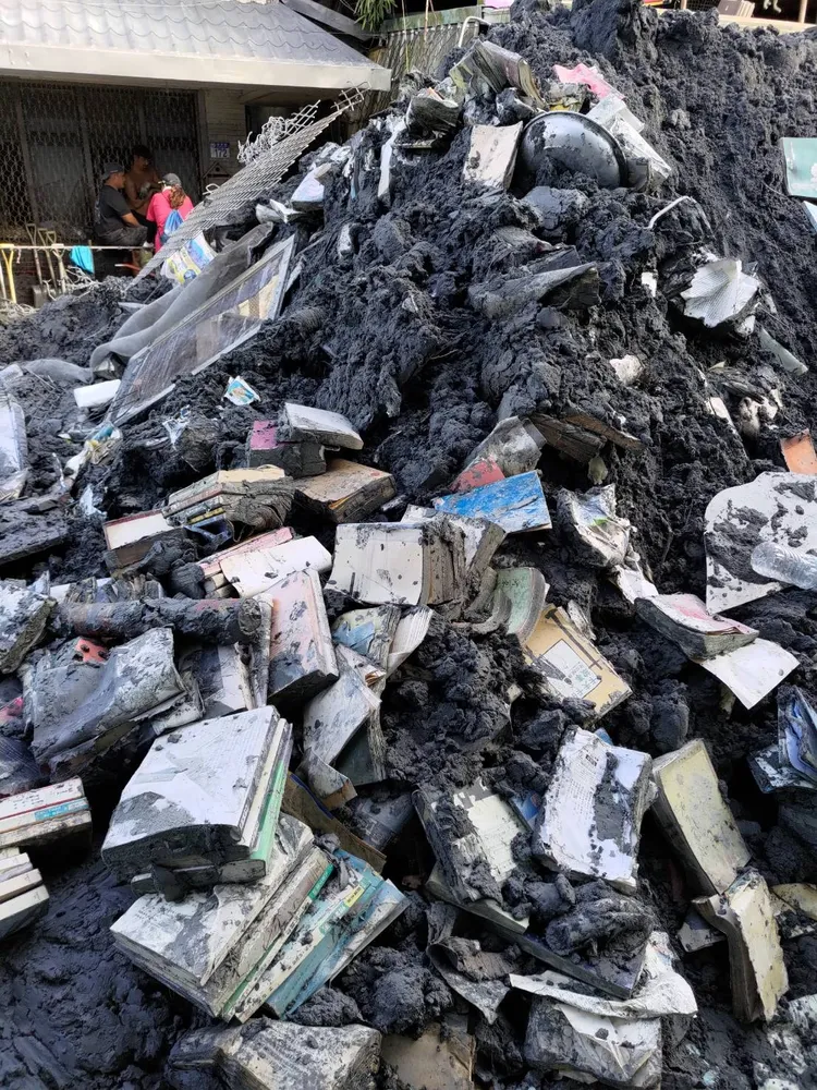 赫恪的藏書堆疊成小山丘。讀者提供