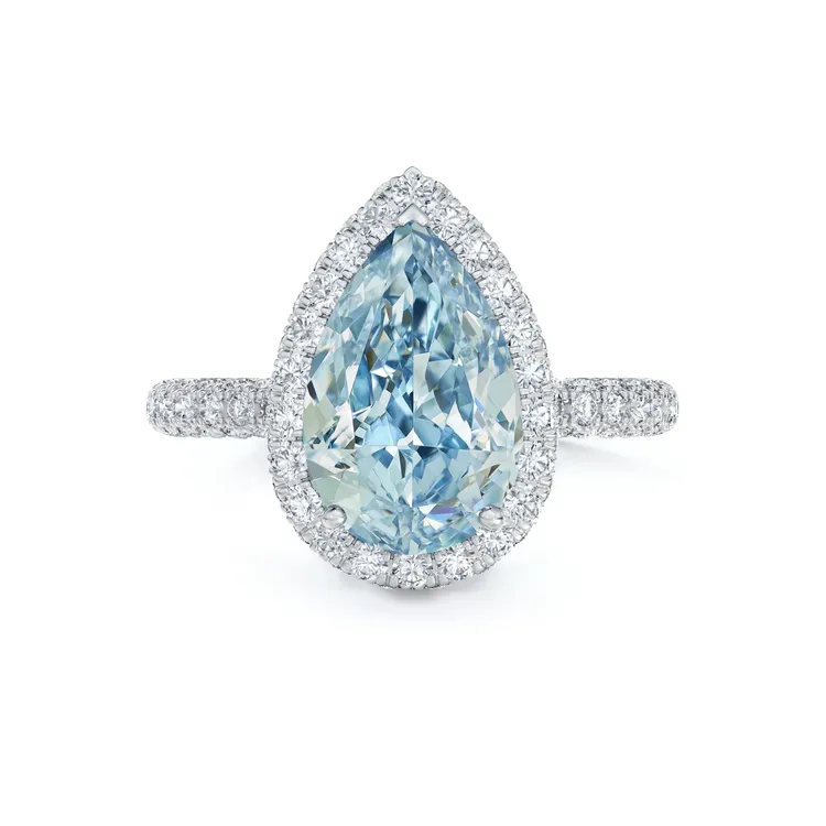 De Beers Aura 高級珠寶梨形切割藍鑽戒指。品牌提供